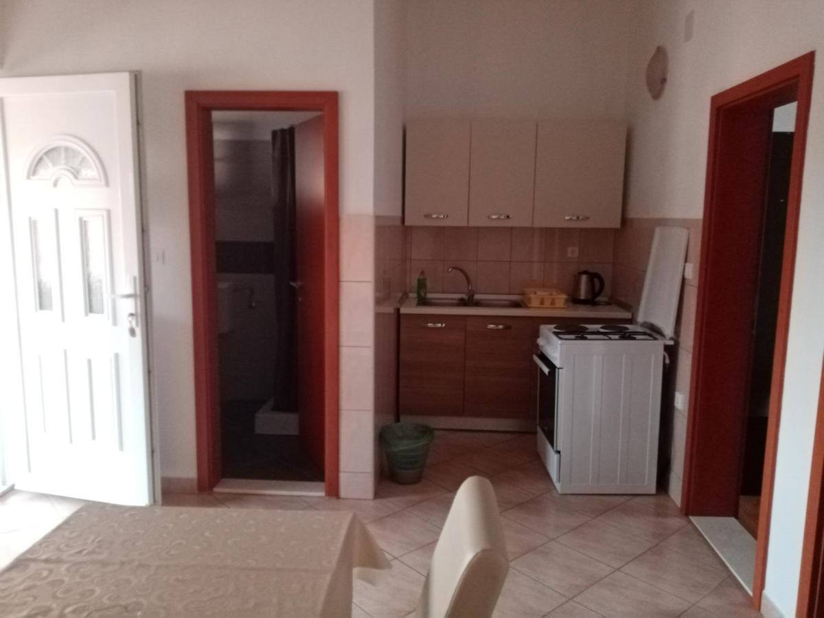 Apartman Kristina Sa Dvije Sobe Biograd Na Moru Exterior photo