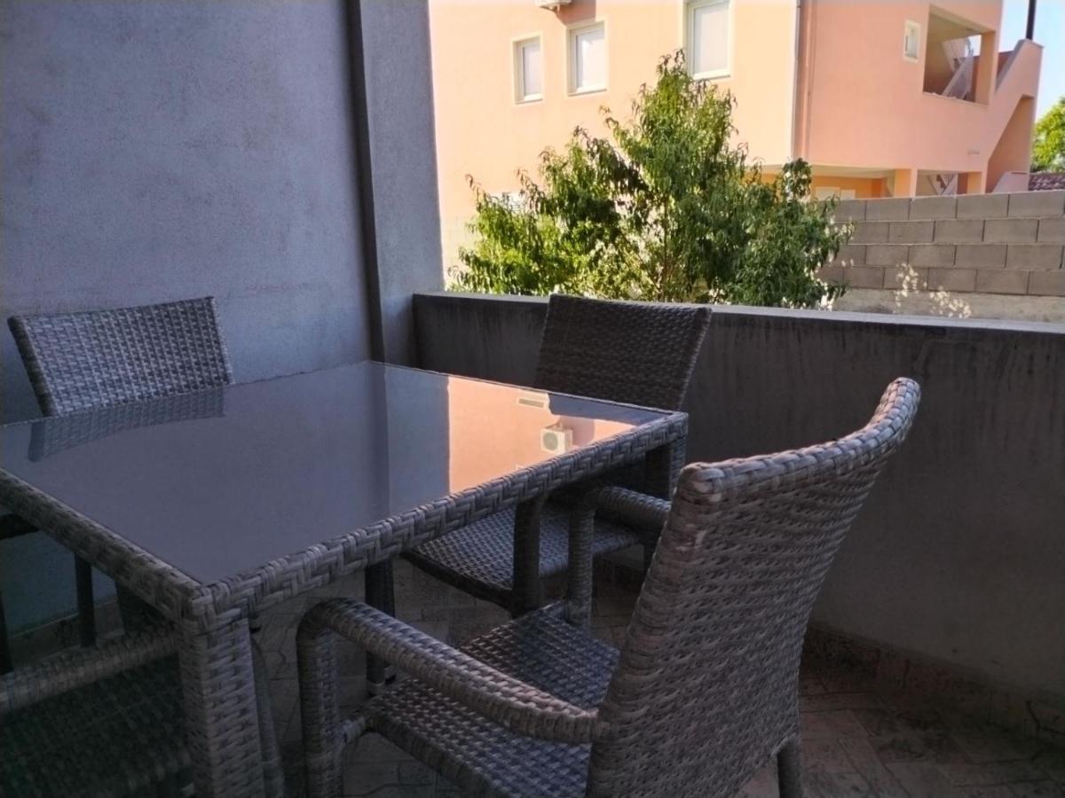 Apartman Kristina Sa Dvije Sobe Biograd Na Moru Exterior photo